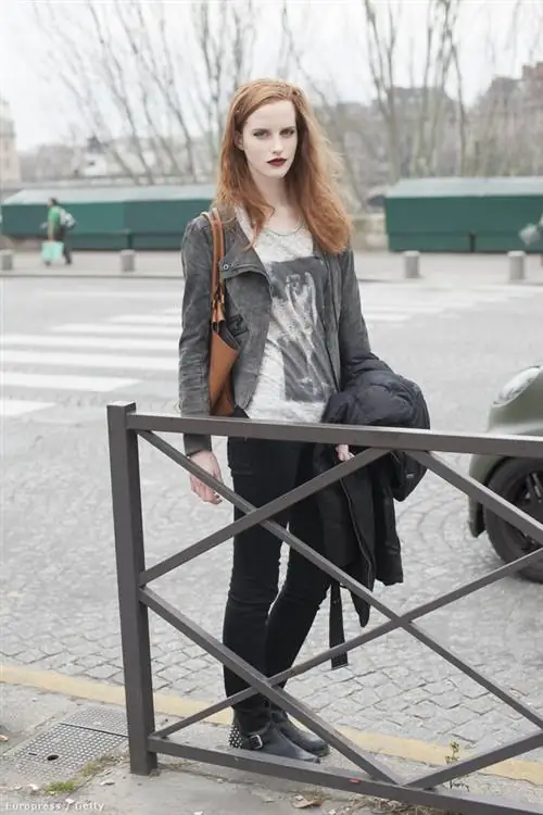 Рыжеволосая девушка приняла участие в 19 показах в Нью-Йорке, но и на других станциях недели моды не сбавляла оборотов, открывая показ Delpozo и закрывая показ Tory Burch