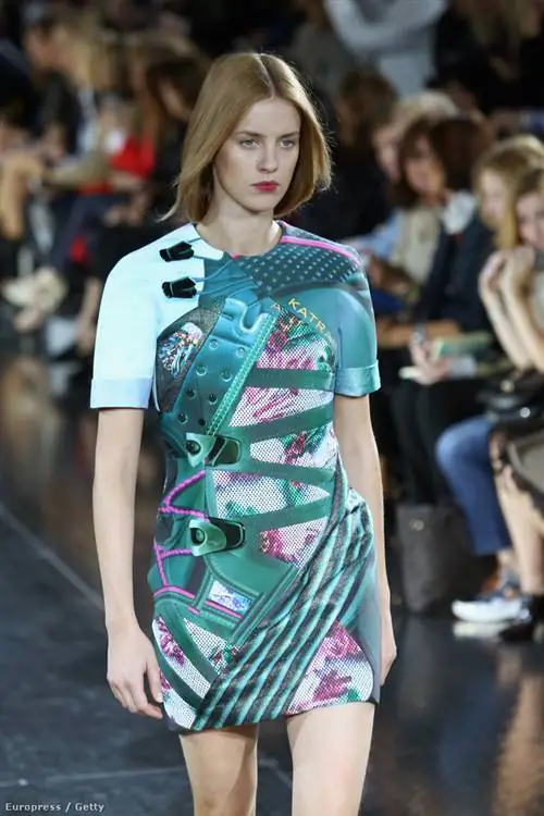 Мэри Катранцу сделала из туфель мини-платье