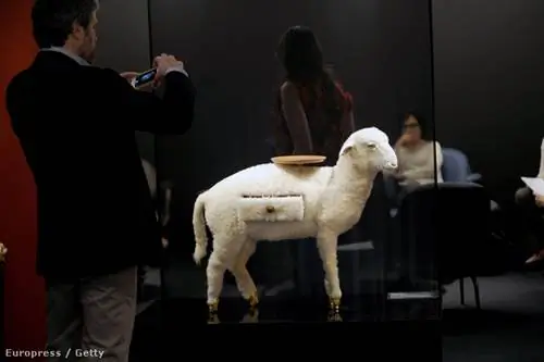 Очевидно, что в вашем доме также не хватает стола в форме барашка с золотыми ножками