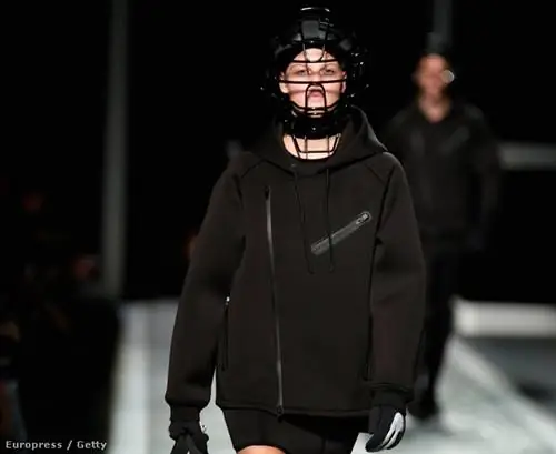 Пальто 200 долларов (48 000 форинтов), сумка 129 долларов (31 000 форинтов)