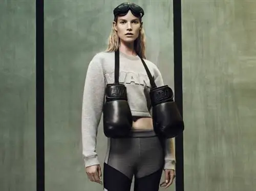 Тапочки 80 долларов, перчатки 60, штаны 60, топ 60, очки 50. Всего за 570 долларов, т.е. 136 500 форинтов, вы можете выглядеть как потрепанная женщина, которая надела лыжные очки, чтобы войти в оздоровительный отдел отеля