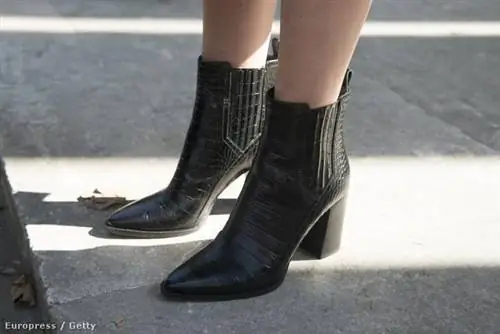 Вместо этого приобретите одну-две более элегантных, комбинированных на маленьком каблуке, с заправленной или боковой молнией, с острым носком