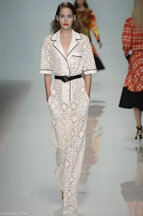 Вместо консервативного внешнего вида на рынке кружевных платьев гораздо привлекательнее более длинные прямые юбки и глубокие вырезы