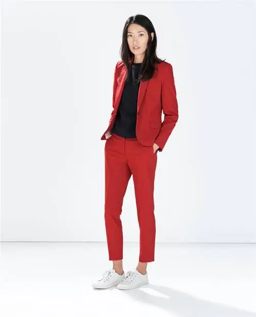 Избегайте больших размеров, многопуговичных вещей и вместо этого отдавайте предпочтение более ярким оттенкам, курткам с одной пуговицей и брюкам выше щиколотки, которые можно смело сочетать с более непринужденными вещами, такими как черная футболка или кроссовки на плоской подошве.