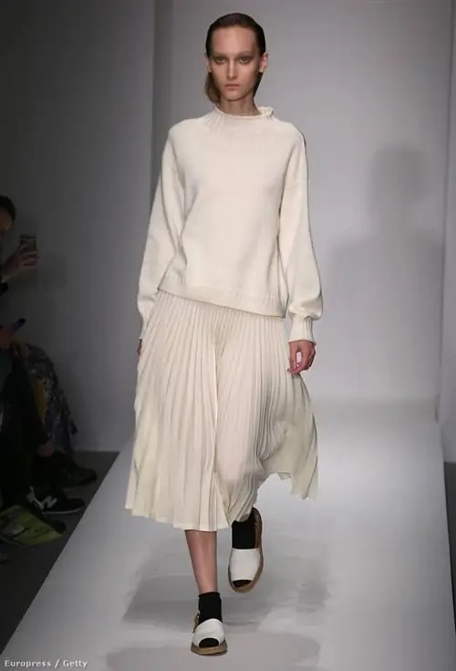 Если вы не хотите сверкать задницей за тридцать, то выбирайте вместо этого вариант кроя ниже колена, из более плотной ткани, в котором вам гарантированно не придется страдать от ветра и складок, которые невозможно отгладить