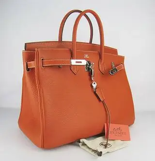 Покупатели Hermès жалуются на сумки, которые пахнут травой