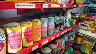 Сшита из теста на беременность, консервированных бобов и фетра Playboy