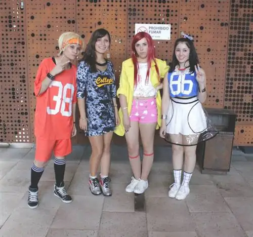 На улицах также присутствуют более дикие и ненормальные собрания