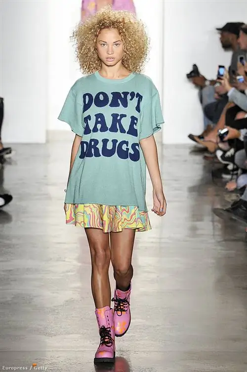 Джереми Скотт выставил на подиум сеты, напоминающие о девяностых