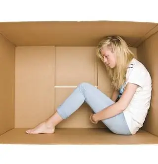 Я просыпаюсь с криком, потому что мне снится, что на меня приземлился паук