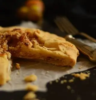 Пай с грецким орехом, грушей, козьим сыром