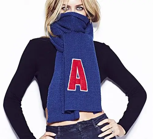 Затем Matalan выпустила толстый вязаный шарф с монограммой за 10 фунтов (3900 форинтов), вся выручка от которого предназначена для благотворительности