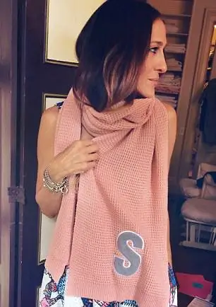 Сара Джессика Паркер в недорогом пудрово-розовом шарфе бренда
