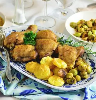 Куриные ножки с чесноком и розмарином, картофель принцесса, брюссельская капуста со сливочным маслом