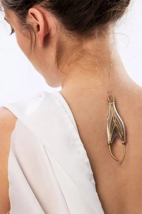 Наоми Кижнер разработала коллекцию нательных украшений, которые, по идее, собирают энергию тела владельца