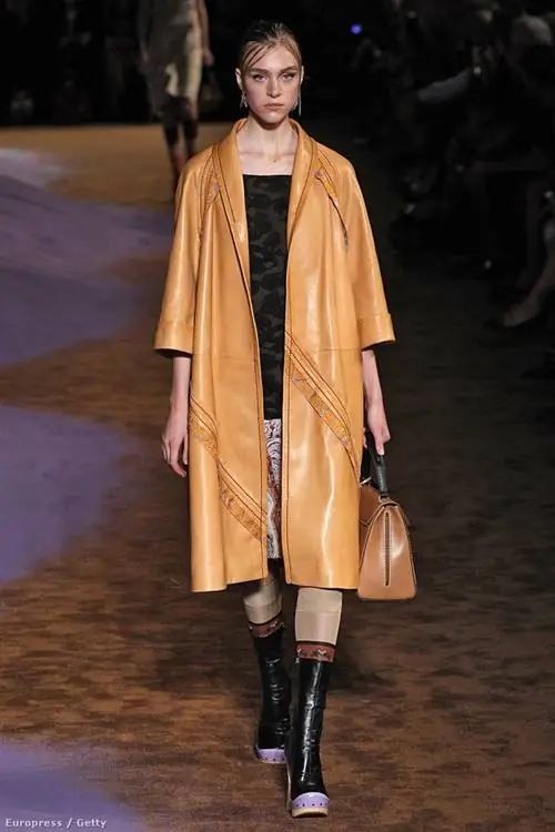 Кожаная куртка и дизайнерская сумка из коллекции Prada весна-лето 2015