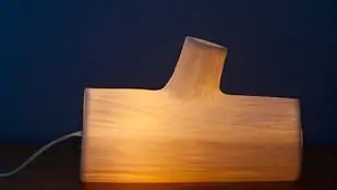 С бревенчатой лампой для создания атмосферы камина