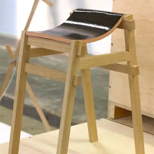 Не обошлось и без деревянной мебели на выставке. Например, стул Цуёси Хаяши под названием «Кресло Кавара» был вдохновлен черепицей, предназначенной для промышленных отходов