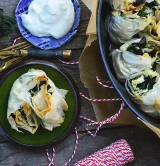 Штрудели с фетой и шпинатом - быстро вкусно