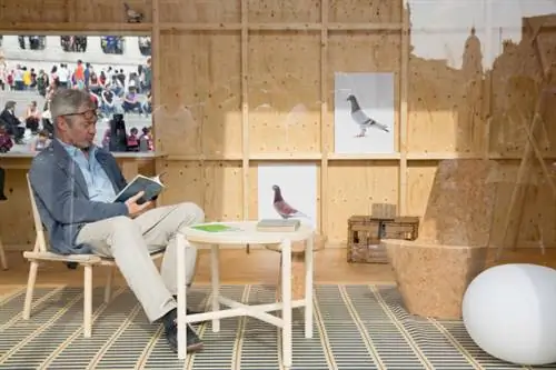 Моррисон разбросал странную атрибутику в просто обставленном пространстве, из чего становится ясно, что мы имеем дело со страстным голубиным басистом