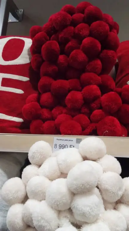 Мы нашли их в Stile Interio. Плед Помпона можно купить за 9000 форинтов