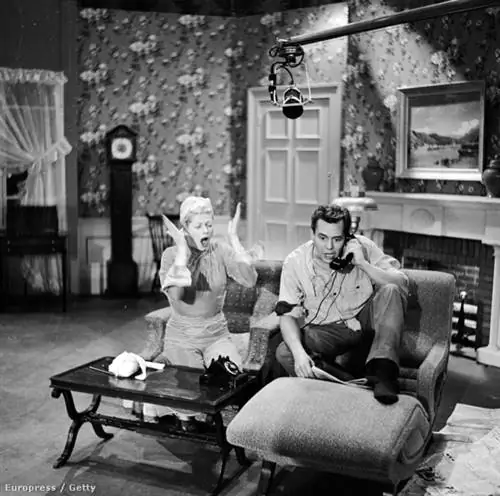 Культовая супружеская пара (Дези Арназ и Люсиль Болл) жила в строгой квартире в структурированном стиле в Верхнем Ист-Сайде с приятной атмосферой, мебель и другие предметы интерьера которой точно отражали вкусы американского среднего класса