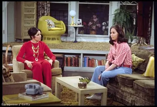 Действие сериала, повествующего о жизни работающей девушки из Миннесоты, в основном происходило в однокомнатной квартире Мэри на третьем этаже викторианского дома