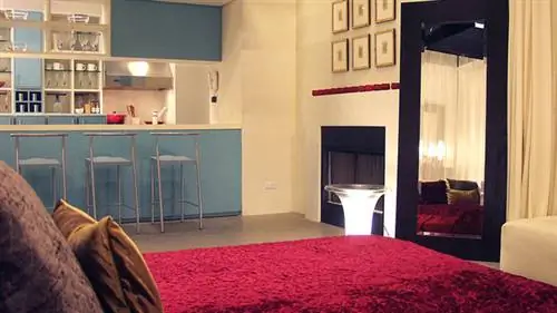 Сексуальная пиар-пространная гостиная людоеда состоит только из огромной кровати, гигантского зеркального шкафа и ультрасовременной, никогда не использовавшейся кухни с барными стульями