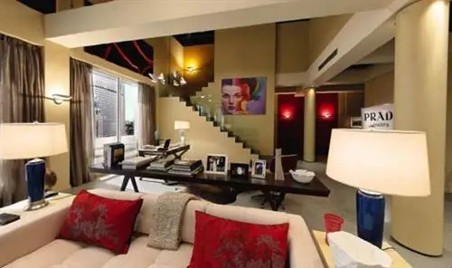 Светловолосая Серена ван дер Вудсен (Блейк Лайвли) провела свою повседневную жизнь в современной модной квартире на Пятой авеню, в отличие от классически обставленной квартиры семьи Уолдорф