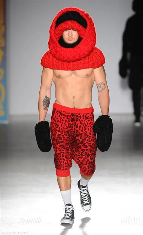 Трое многообещающих дизайнеров лондонского бренда Sibling, который путешествует в экстремальных товарах, Джо Бейтс, Сид Брайан и Козет МакКрири, уже привлекли внимание своей коллекцией во время осенней недели моды