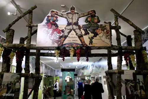 Фантастические ворота были построены для выставки «Гульясагью и штурмовой шлем»