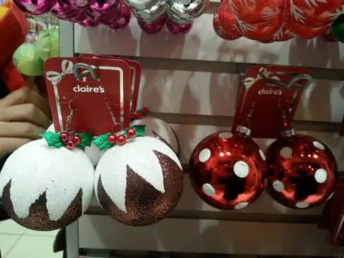 Ювелирный магазин подготовился к праздникам с различными елочными украшениями. Не вешайте его на дерево, вешайте на ухо!