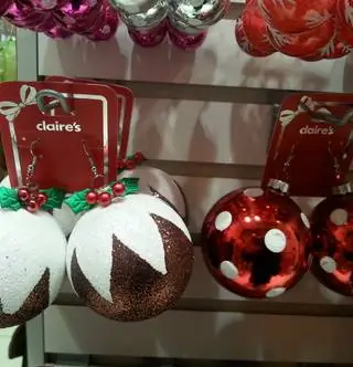 Вы даже можете надеть елочные игрушки на голову