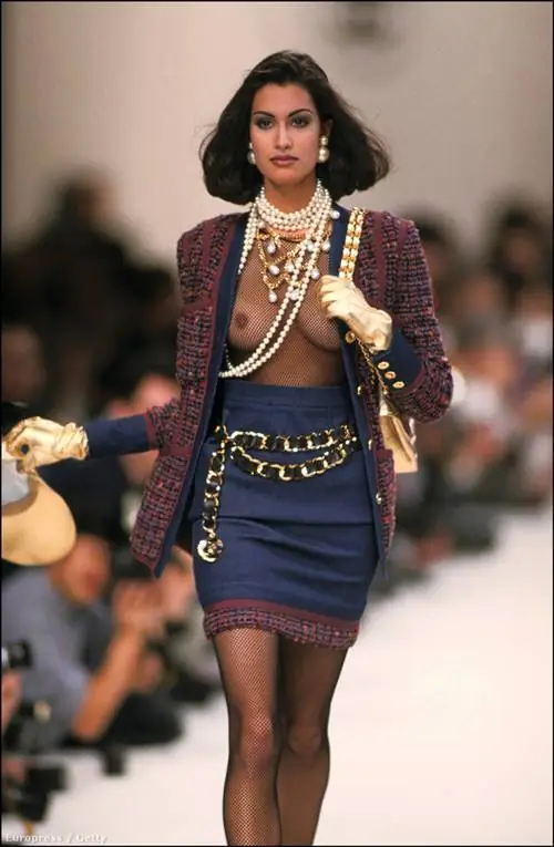 Сверкание сосков в классическом костюме Шанель, 1991 год