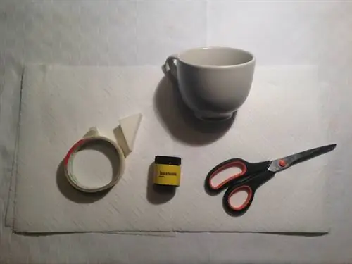 Что вам понадобится: краска для школьной доски, кружка, ножницы, кисточка, губка, клейкая лента