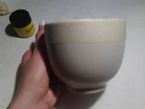 Приклейте верхнюю часть кружки, чтобы рисунок получился красивым и ровным