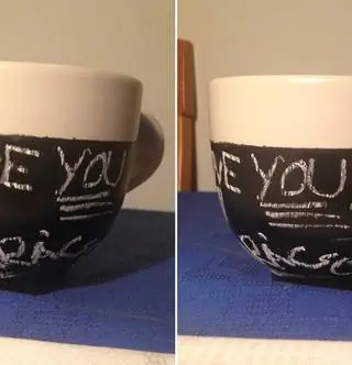 Подарок своими руками на Рождество: кружка с надписью