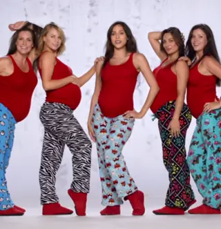 Причудливая рождественская реклама с матерями и мужиками с пивными животами