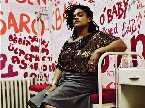 Мы встретили Сену на фотосессии магазина Szputnyik, которая позирует с Анной Пастор и Бори Петерфи в рекламной кампании магазина