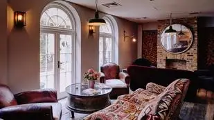 Встреча винтажной мебели и современного искусства в роскошном отеле в Лондоне