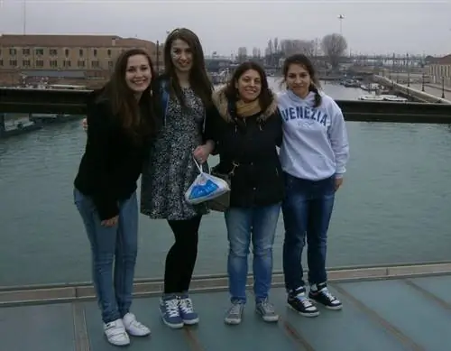 С районом AFS Пармы на карнавале в Венеции Кармен в белой толстовке с капюшоном