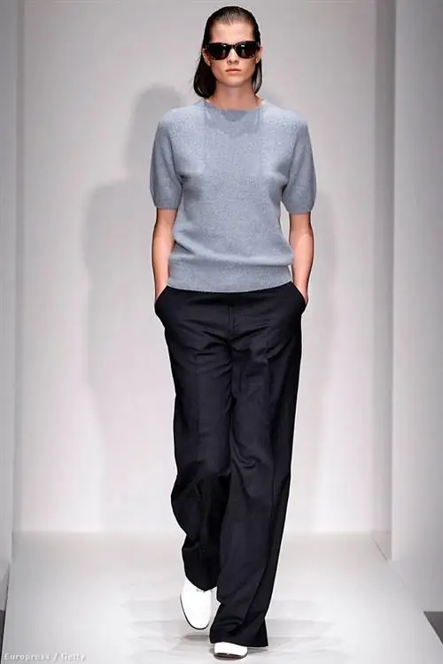 Летом мы можем ходить в чистой, но элегантной одежде