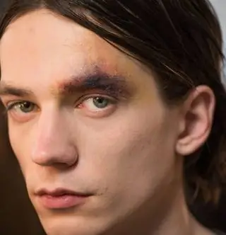 Китайский дизайнер отправил на подиум моделей с разбитыми лицами