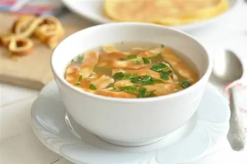 Бульон с полосками блинного теста