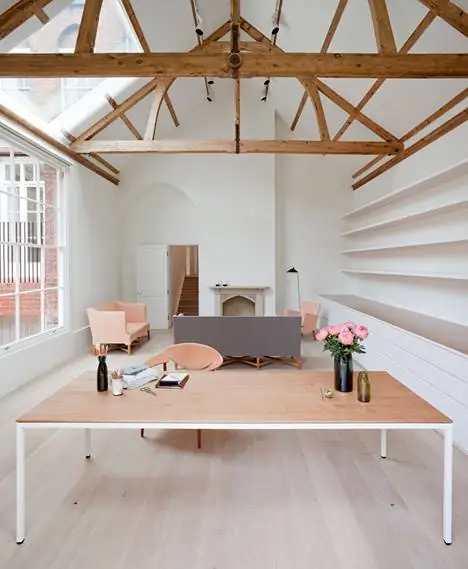 Кирпичный дом Фредерика Барнарда, иллюстратора романов Чарльза Диккенса, недавно был преобразован дизайнерским дуэтом Sevil Peach Peach Gence и Gary Turnbull