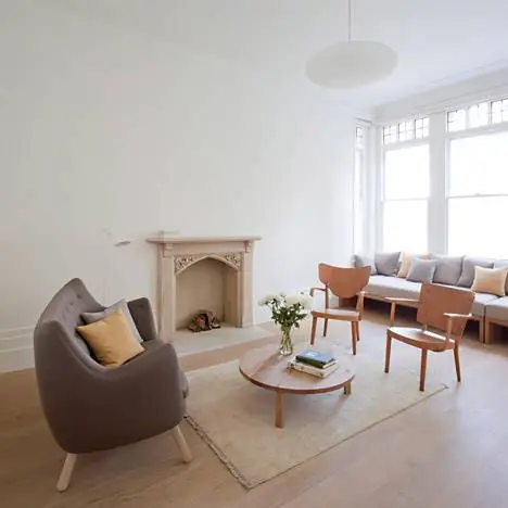 Благодаря им имение в Примроуз-Хилл, построенное в 1873 году, снова стало уютным и светлым