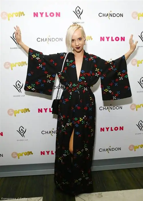 Кейтлин Моэнак хорошо выглядит, кимоно с широкими рукавами придает светловолосой звезде почти бунтарский вид