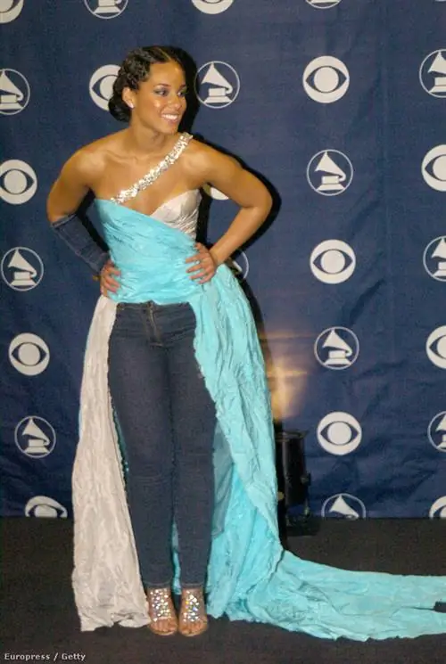 Самая непонятная инсталляция из всех связана с Алисией Киз и Грэмми 2004 года. Под полурваным вечерним платьем с каменным вырезом ДЖИНСЫ!!!