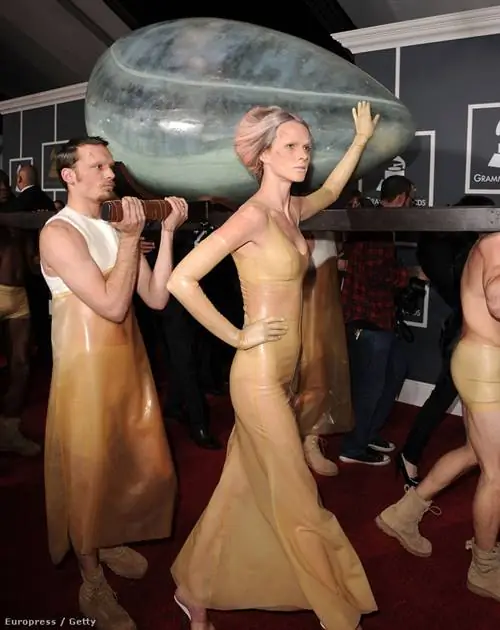 Лучшее мы оставили напоследок: в 2011 году Леди Гага прошлась по красной дорожке, как яйцо!