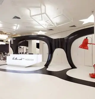 Гигантские хипстерские очки, встроенные в стойку регистрации, это круто?